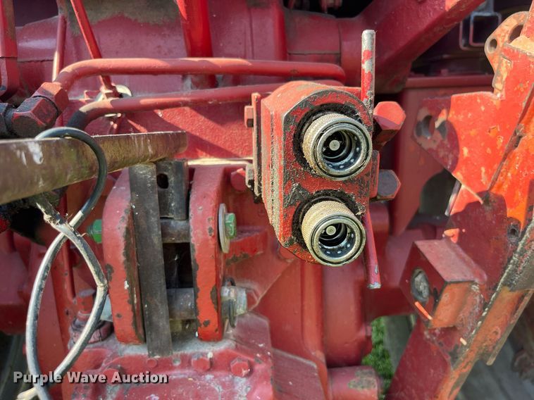 image for item LB9001 1981 International 1086  tractor