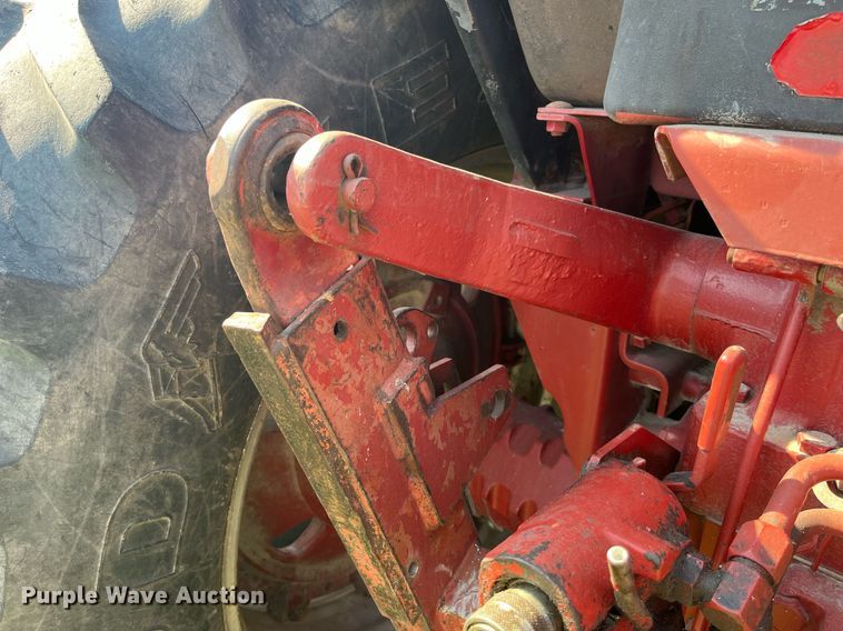 image for item LB9001 1981 International 1086  tractor