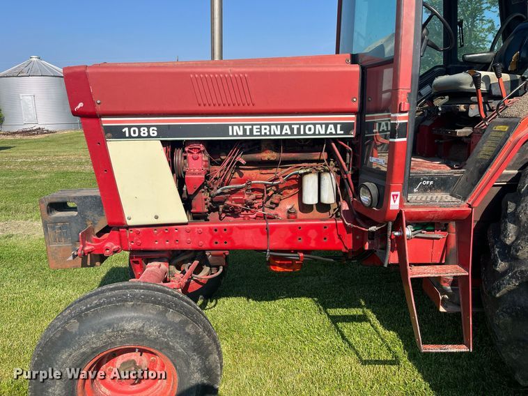 image for item LB9001 1981 International 1086  tractor