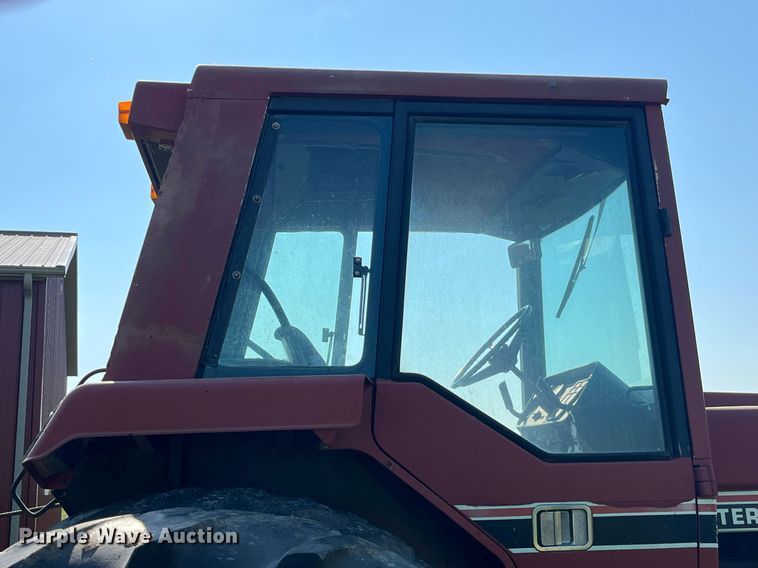 image for item LB9001 1981 International 1086  tractor