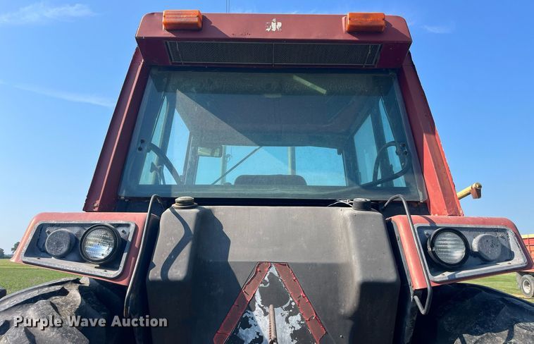 image for item LB9001 1981 International 1086  tractor