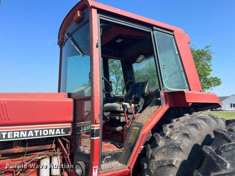 image for item LB9001 1981 International 1086  tractor