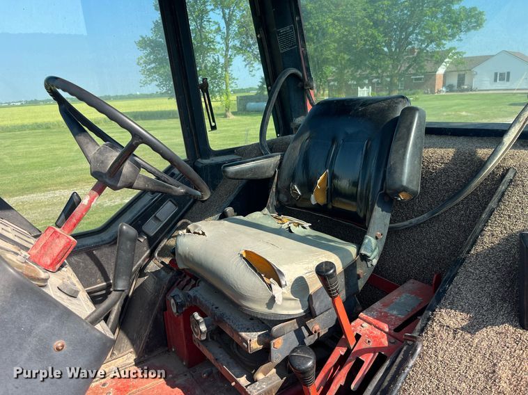 image for item LB9001 1981 International 1086  tractor