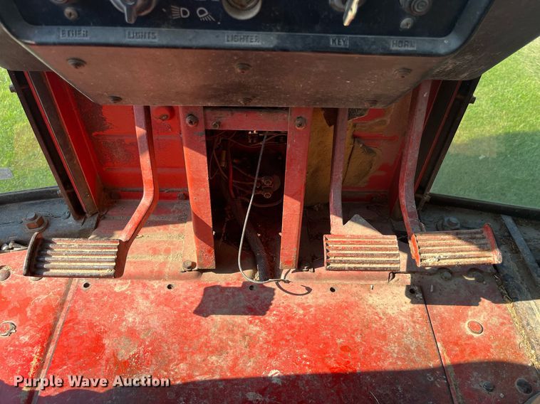 image for item LB9001 1981 International 1086  tractor