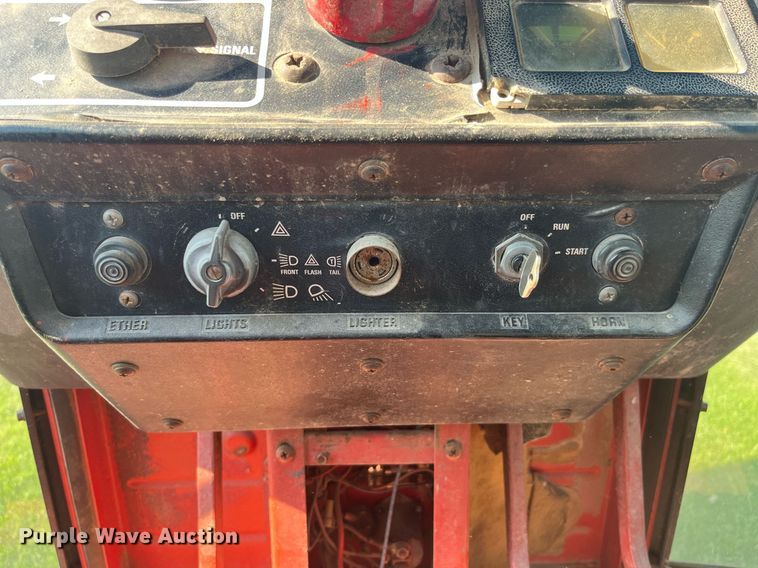 image for item LB9001 1981 International 1086  tractor