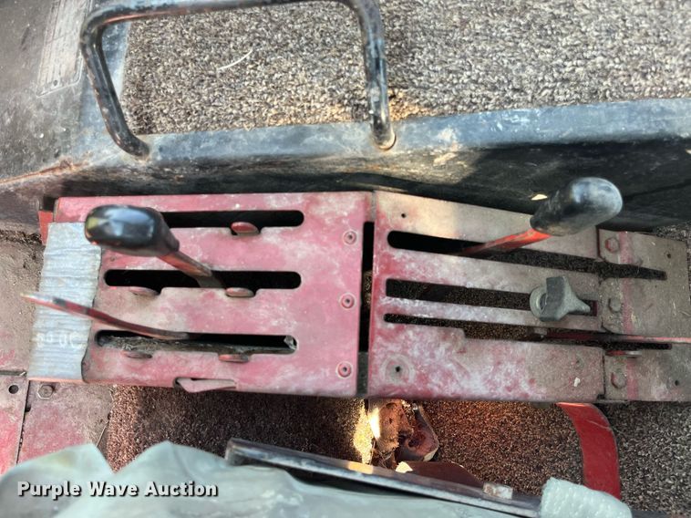 image for item LB9001 1981 International 1086  tractor