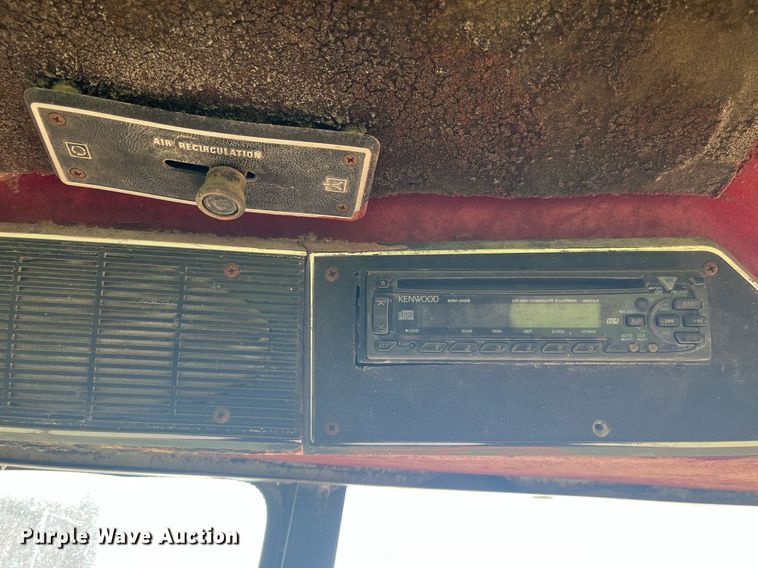 image for item LB9001 1981 International 1086  tractor