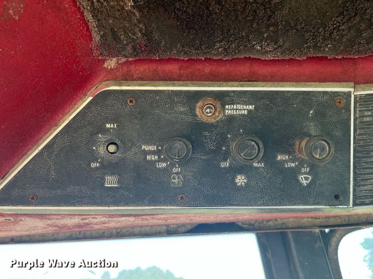 image for item LB9001 1981 International 1086  tractor