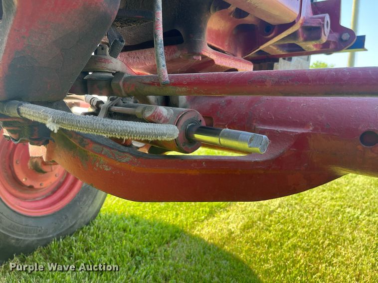 image for item LB9001 1981 International 1086  tractor