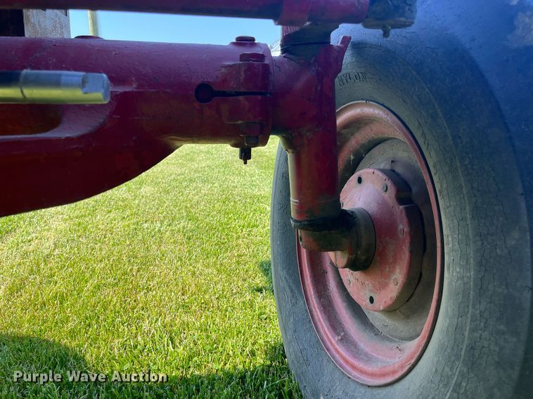 image for item LB9001 1981 International 1086  tractor