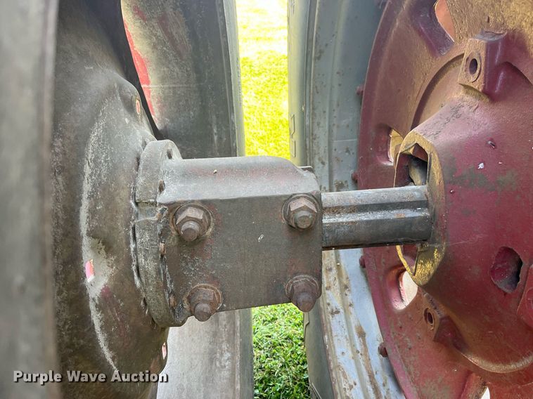 image for item LB9001 1981 International 1086  tractor