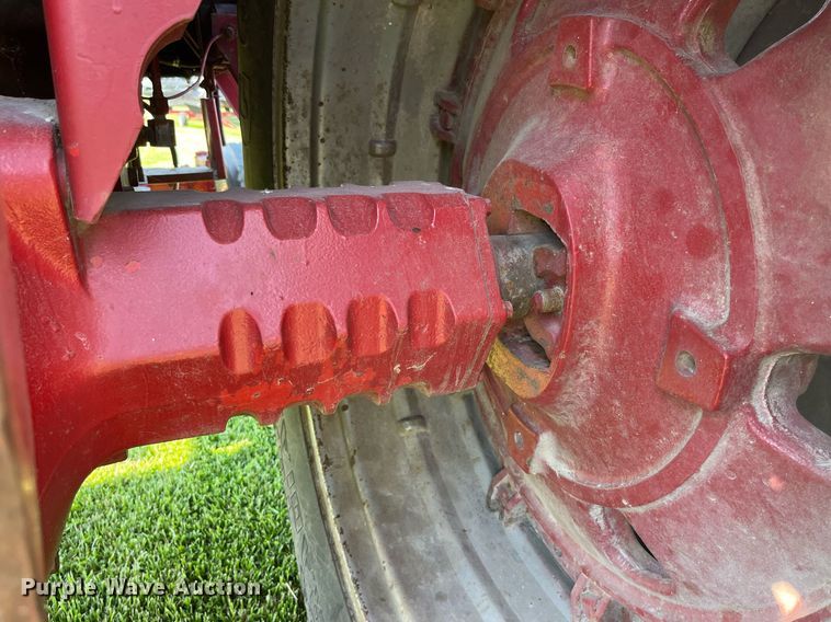 image for item LB9001 1981 International 1086  tractor