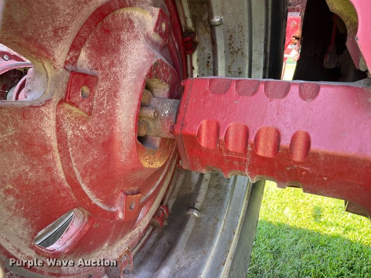 image for item LB9001 1981 International 1086  tractor