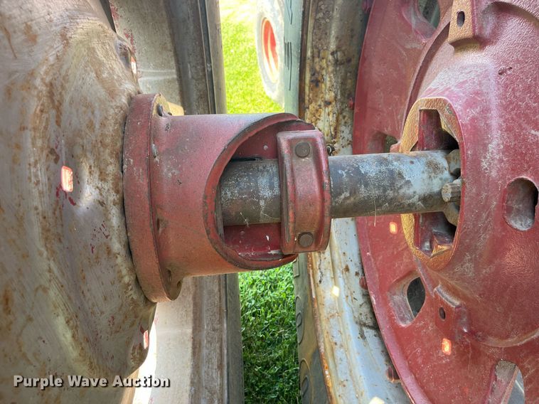 image for item LB9001 1981 International 1086  tractor