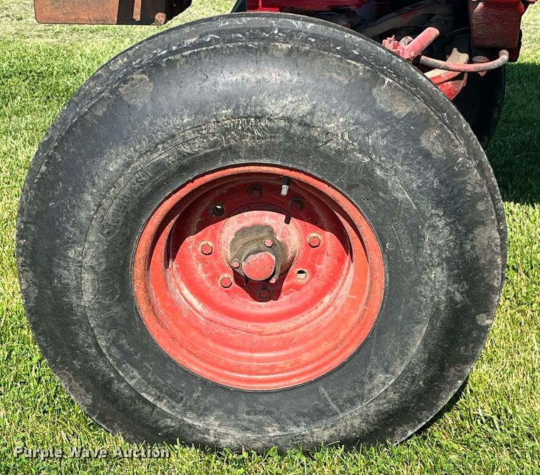 image for item LB9001 1981 International 1086  tractor