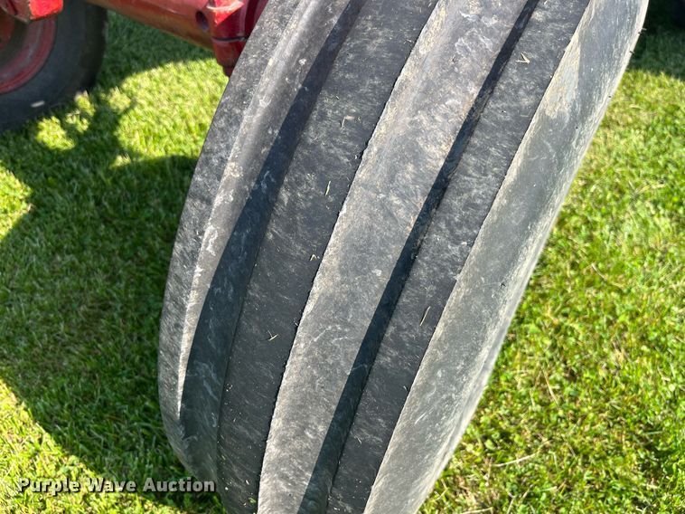 image for item LB9001 1981 International 1086  tractor