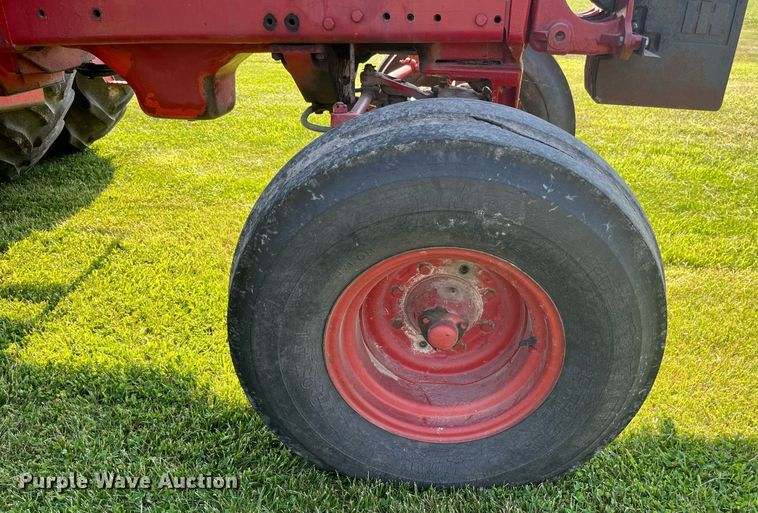 image for item LB9001 1981 International 1086  tractor