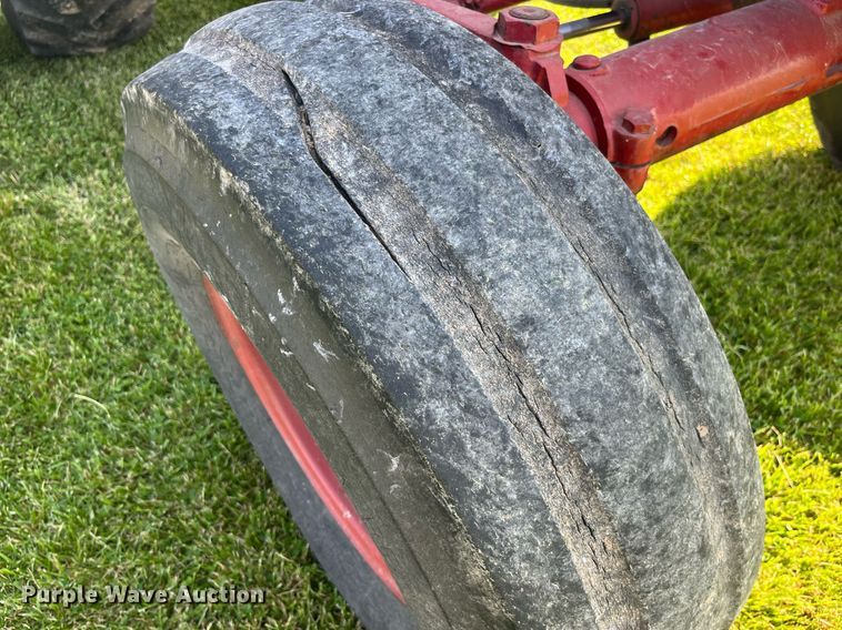 image for item LB9001 1981 International 1086  tractor