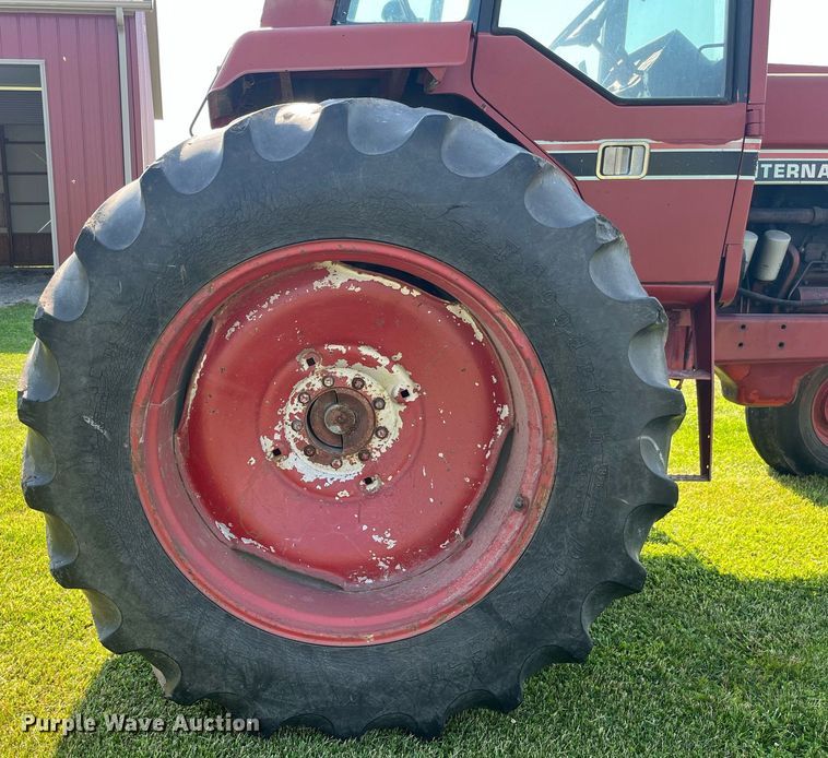 image for item LB9001 1981 International 1086  tractor