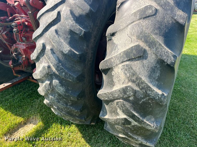 image for item LB9001 1981 International 1086  tractor