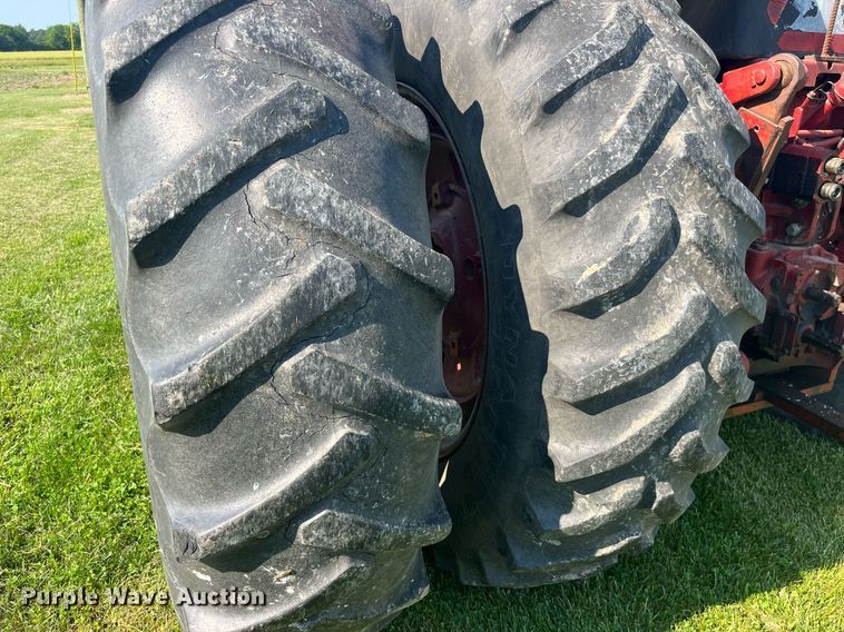 image for item LB9001 1981 International 1086  tractor