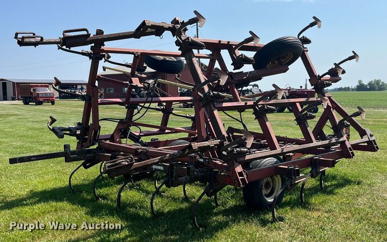 image for item LB9005 International  field cultivator