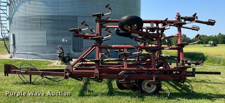 image for item LB9005 International  field cultivator