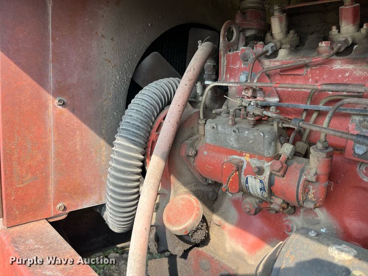 image for item LB9014 1982 Hesston 6550  swather / windrower