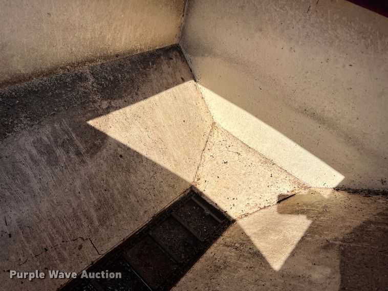 image for item LB9374 Trip Hopper  cake feeder