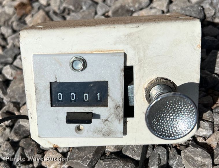 image for item LB9374 Trip Hopper  cake feeder