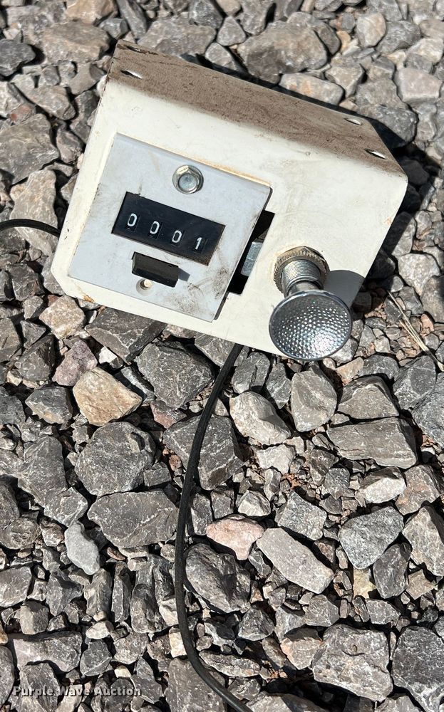 image for item LB9374 Trip Hopper  cake feeder