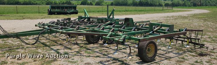 image for item LE9135 John Deere 960  field cultivator