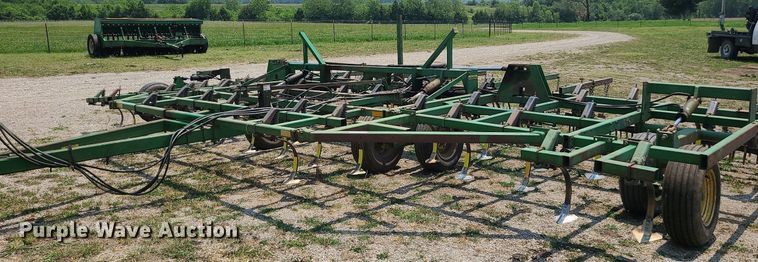 image for item LE9135 John Deere 960  field cultivator