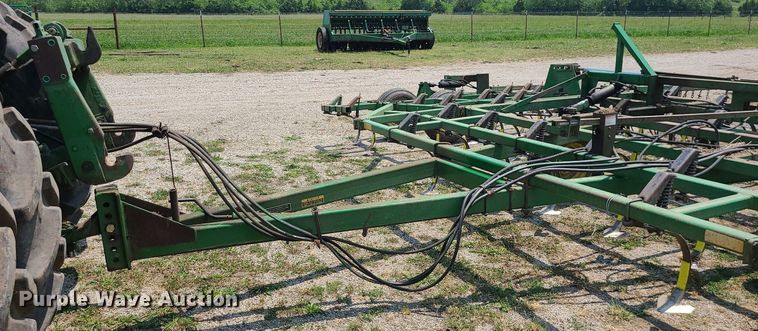 image for item LE9135 John Deere 960  field cultivator