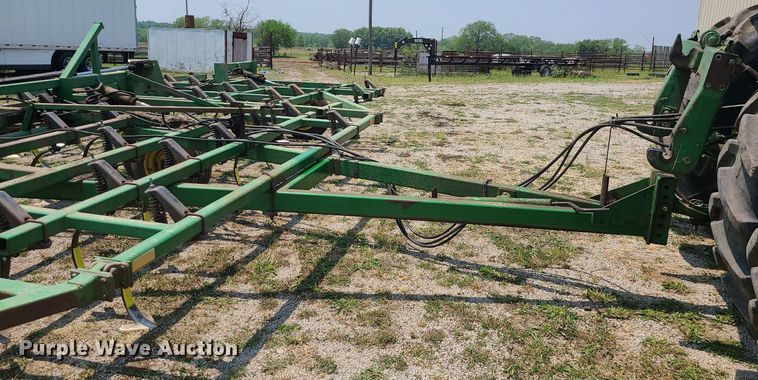 image for item LE9135 John Deere 960  field cultivator