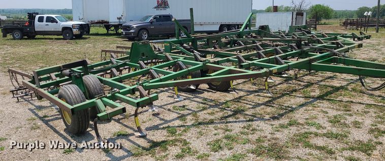 image for item LE9135 John Deere 960  field cultivator