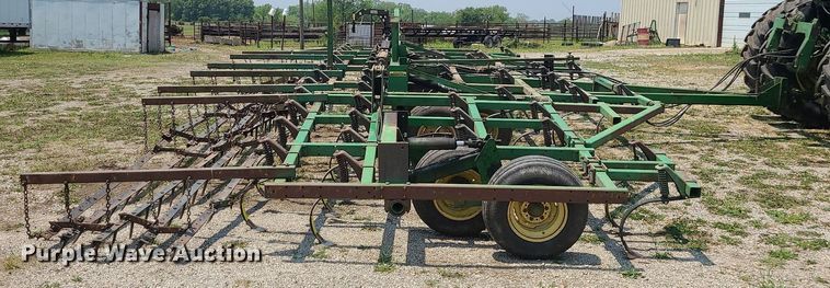 image for item LE9135 John Deere 960  field cultivator