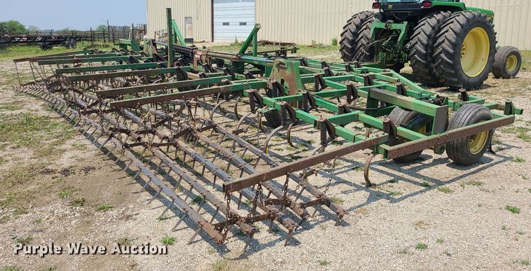 image for item LE9135 John Deere 960  field cultivator