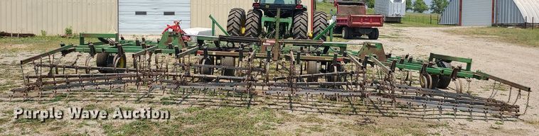 image for item LE9135 John Deere 960  field cultivator