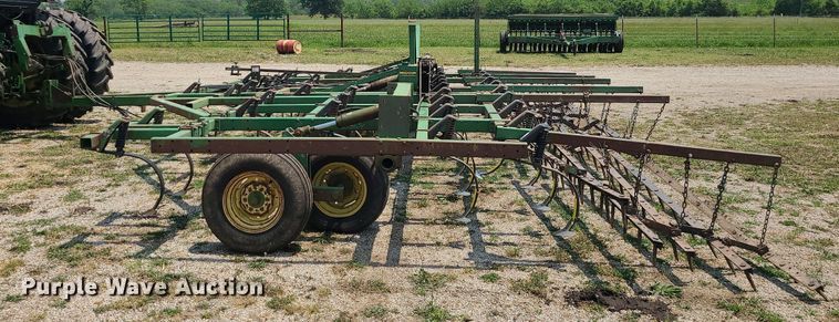 image for item LE9135 John Deere 960  field cultivator