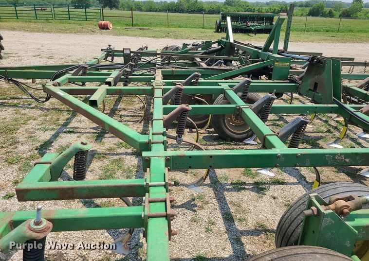 image for item LE9135 John Deere 960  field cultivator