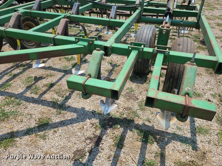 image for item LE9135 John Deere 960  field cultivator