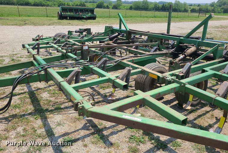 image for item LE9135 John Deere 960  field cultivator
