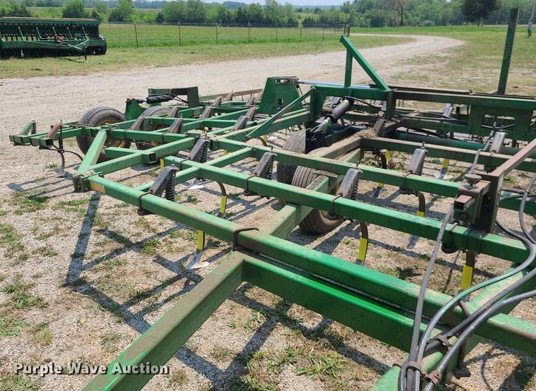 image for item LE9135 John Deere 960  field cultivator