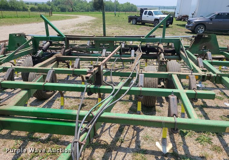 image for item LE9135 John Deere 960  field cultivator