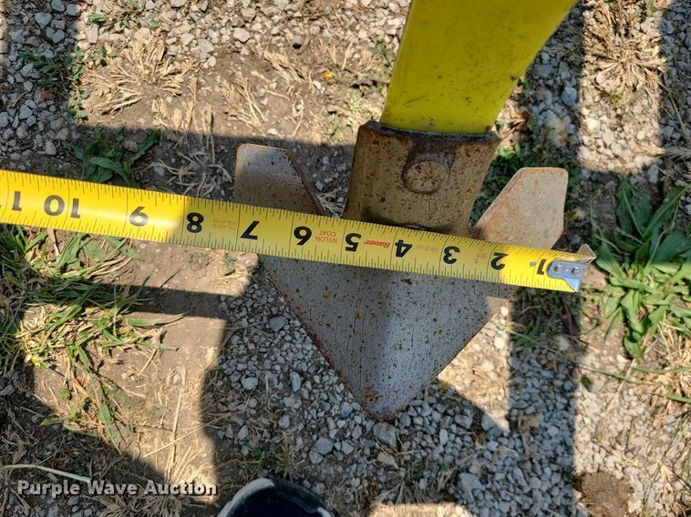 image for item LE9135 John Deere 960  field cultivator