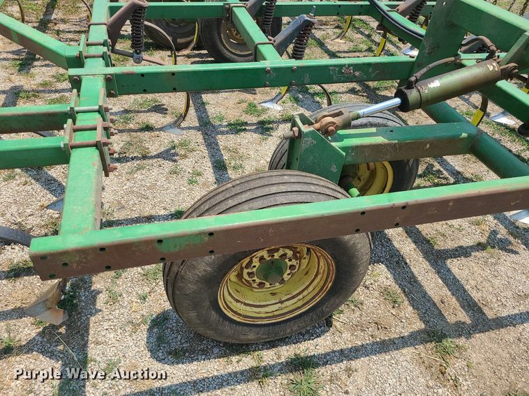 image for item LE9135 John Deere 960  field cultivator