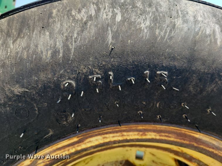 image for item LE9135 John Deere 960  field cultivator