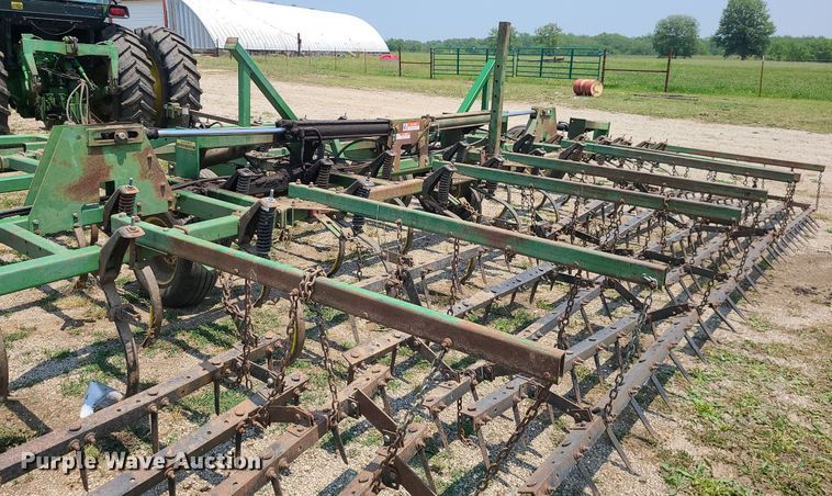 image for item LE9135 John Deere 960  field cultivator