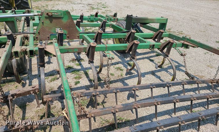 image for item LE9135 John Deere 960  field cultivator